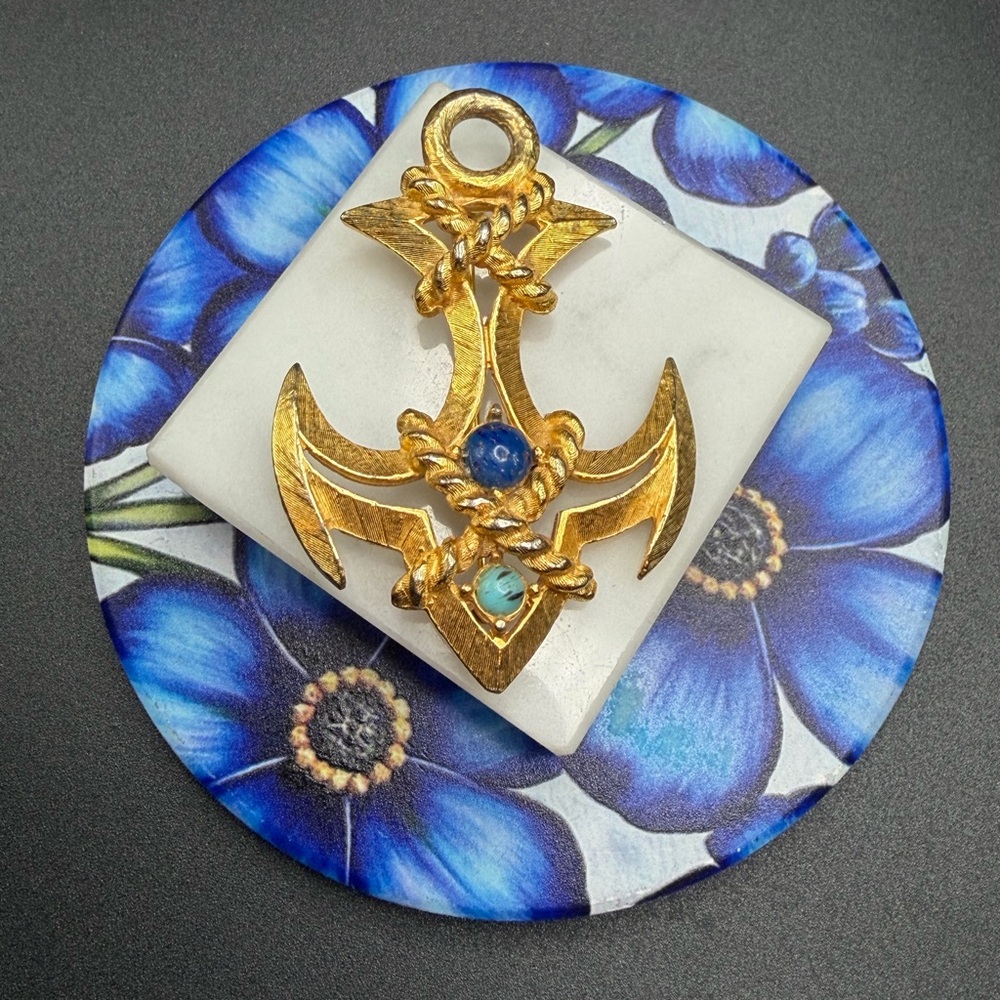 Vintage Carlyle Anchor Brooch #M60 gold tone Blue